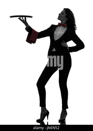 Una donna caucasica cameriere butler holding vassoio vuoto in silhouette su sfondo bianco Foto Stock