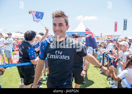 America's Cup Village, Bermuda. Il 4 giugno, 2017. Emirates Team New Zealand sailor Blair Tuke capi allo stadio come parte della Coppa America Challenger Playoff Semifinali Dock Out Show. Credito: Chris Cameron/Alamy Live News Foto Stock