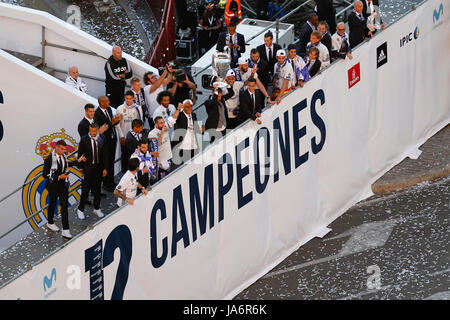 Madrid, Spagna. 04 Giugno, 2017. Sergio Ramos Garcia (4) del Real Madrid in playerReal Madrid tifosi in attesa in piazza Cibeles UCL Champions League tra il Real Madrid vs Juventus al Santiago Bernabeu di Madrid in Spagna, Giugno 4, 2017 . Credito: Gtres Información más Comuniación on line,S.L./Alamy Live News Foto Stock