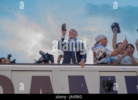 Madrid, Spagna. 04 Giugno, 2017. La squadra del Real Madrid celebra la vittoria di ieri che li ha fatti campionesse europee per la dodicesima volta con una parata nel centro di Madrid per il monumento di "Cibeles" dove sono esposti la coppa. Credito: Lora Grigorova/Alamy Live News Foto Stock