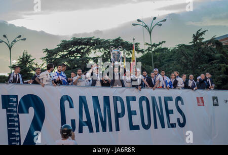 Madrid, Spagna. 04 Giugno, 2017. La squadra del Real Madrid celebra la vittoria di ieri che li ha fatti campionesse europee per la dodicesima volta con una parata nel centro di Madrid per il monumento di "Cibeles" dove sono esposti la coppa. Credito: Lora Grigorova/Alamy Live News Foto Stock