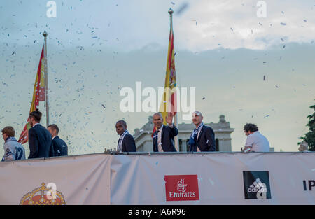 Madrid, Spagna. 04 Giugno, 2017. La squadra del Real Madrid celebra la vittoria di ieri che li ha fatti campionesse europee per la dodicesima volta con una parata nel centro di Madrid per il monumento di "Cibeles" dove sono esposti la coppa. Credito: Lora Grigorova/Alamy Live News Foto Stock