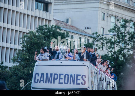 Madrid, Spagna. Il 4 giugno, 2017. Membri del Real Madrid Calcio team radunati in Piazza Cibeles di Madrid in Spagna il 4 giugno 2017 per celebrare la loro vittoria nella finale di Champions League una notte in precedenza. Credito: Alberto Ramírez Sibaja/Alamy Live News Foto Stock