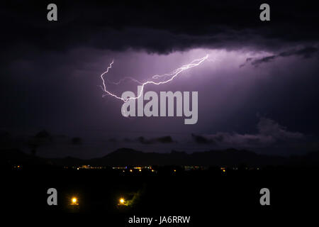 Alcudia Maiorca, isole Baleari, Spagna. 04 Giugno, 2017. Tempesta di fulmini Alcudia Maiorca, isole Baleari, Spagna 04/06/2017 Credit Shaun borsisti / Alamy News. Un temporale passa sopra l'isola dopo una giornata di caldo torrido. Credito: Shaun borsisti/Alamy Live News Foto Stock