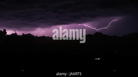 Alcudia Maiorca, isole Baleari, Spagna. 04 Giugno, 2017. Tempesta di fulmini Alcudia Maiorca, isole Baleari, Spagna 04/06/2017 Credit Shaun borsisti / Alamy News. Un temporale passa sopra l'isola dopo una giornata di caldo torrido. Credito: Shaun borsisti/Alamy Live News Foto Stock