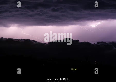 Alcudia Maiorca, isole Baleari, Spagna. 04 Giugno, 2017. Tempesta di fulmini Alcudia Maiorca, isole Baleari, Spagna 04/06/2017 Credit Shaun borsisti / Alamy News. Un temporale passa sopra l'isola dopo una giornata di caldo torrido. Credito: Shaun borsisti/Alamy Live News Foto Stock