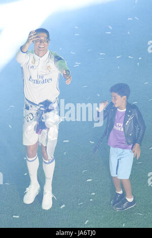 Madrid, Madrid, Spagna. Il 4 giugno, 2017. Cristiano Ronaldo (avanti; Real Madrid) Cristiano Ronaldo Jr. durante il Real Madrid celebrazione parade a Santiago Bernabeu Stadium il 4 giugno 2017 a Madrid. Real Madrid team festeggia con i sostenitori della loro vittoria contro la Juventus nella finale della UEFA Champions League. Madrid battere la Juventus 4-1 il 03 giugno a Cardiff. Credit: Jack Abuin/ZUMA filo/Alamy Live News Foto Stock