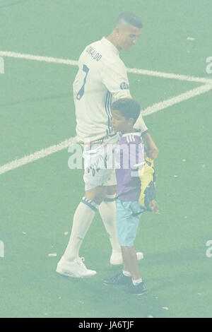 Madrid, Madrid, Spagna. Il 4 giugno, 2017. Cristiano Ronaldo (avanti; Real Madrid), Cristiano Ronaldo Jr. durante il Real Madrid celebrazione parade a Santiago Bernabeu Stadium il 4 giugno 2017 a Madrid. Real Madrid team festeggia con i sostenitori della loro vittoria contro la Juventus nella finale della UEFA Champions League. Madrid battere la Juventus 4-1 il 03 giugno a Cardiff. Credit: Jack Abuin/ZUMA filo/Alamy Live News Foto Stock