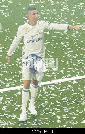 Madrid, Madrid, Spagna. Il 4 giugno, 2017. Cristiano Ronaldo (avanti; Real Madrid) durante il Real Madrid celebrazione parade a Santiago Bernabeu Stadium il 4 giugno 2017 a Madrid. Real Madrid team festeggia con i sostenitori della loro vittoria contro la Juventus nella finale della UEFA Champions League. Madrid battere la Juventus 4-1 il 03 giugno a Cardiff. Credit: Jack Abuin/ZUMA filo/Alamy Live News Foto Stock