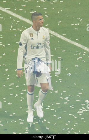 Madrid, Madrid, Spagna. Il 4 giugno, 2017. Cristiano Ronaldo (avanti; Real Madrid) durante il Real Madrid celebrazione parade a Santiago Bernabeu Stadium il 4 giugno 2017 a Madrid. Real Madrid team festeggia con i sostenitori della loro vittoria contro la Juventus nella finale della UEFA Champions League. Madrid battere la Juventus 4-1 il 03 giugno a Cardiff. Credit: Jack Abuin/ZUMA filo/Alamy Live News Foto Stock