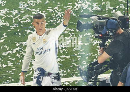 Madrid, Madrid, Spagna. Il 4 giugno, 2017. Cristiano Ronaldo (avanti; Real Madrid) durante il Real Madrid celebrazione parade a Santiago Bernabeu Stadium il 4 giugno 2017 a Madrid. Real Madrid team festeggia con i sostenitori della loro vittoria contro la Juventus nella finale della UEFA Champions League. Madrid battere la Juventus 4-1 il 03 giugno a Cardiff. Credit: Jack Abuin/ZUMA filo/Alamy Live News Foto Stock