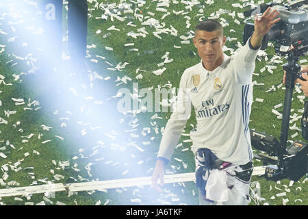 Madrid, Madrid, Spagna. Il 4 giugno, 2017. Cristiano Ronaldo (avanti; Real Madrid) durante il Real Madrid celebrazione parade a Santiago Bernabeu Stadium il 4 giugno 2017 a Madrid. Real Madrid team festeggia con i sostenitori della loro vittoria contro la Juventus nella finale della UEFA Champions League. Madrid battere la Juventus 4-1 il 03 giugno a Cardiff. Credit: Jack Abuin/ZUMA filo/Alamy Live News Foto Stock
