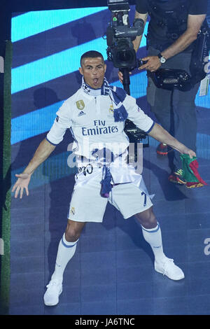 Madrid, Madrid, Spagna. Il 4 giugno, 2017. Cristiano Ronaldo (avanti; Real Madrid) durante il Real Madrid celebrazione parade a Santiago Bernabeu Stadium il 4 giugno 2017 a Madrid. Real Madrid team festeggia con i sostenitori della loro vittoria contro la Juventus nella finale della UEFA Champions League. Madrid battere la Juventus 4-1 il 03 giugno a Cardiff. Credit: Jack Abuin/ZUMA filo/Alamy Live News Foto Stock