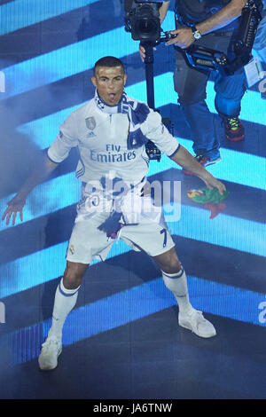 Madrid, Madrid, Spagna. Il 4 giugno, 2017. Cristiano Ronaldo (avanti; Real Madrid) durante il Real Madrid celebrazione parade a Santiago Bernabeu Stadium il 4 giugno 2017 a Madrid. Real Madrid team festeggia con i sostenitori della loro vittoria contro la Juventus nella finale della UEFA Champions League. Madrid battere la Juventus 4-1 il 03 giugno a Cardiff. Credit: Jack Abuin/ZUMA filo/Alamy Live News Foto Stock