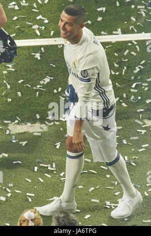 Madrid, Madrid, Spagna. Il 4 giugno, 2017. Cristiano Ronaldo (avanti; Real Madrid) durante il Real Madrid celebrazione parade a Santiago Bernabeu Stadium il 4 giugno 2017 a Madrid. Real Madrid team festeggia con i sostenitori della loro vittoria contro la Juventus nella finale della UEFA Champions League. Madrid battere la Juventus 4-1 il 03 giugno a Cardiff. Credit: Jack Abuin/ZUMA filo/Alamy Live News Foto Stock