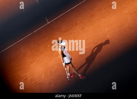 Paris, Paris. Il 4 giugno, 2017. Garbine Muguruza di Spagna guarda sconsolato durante il singolare femminile quarto round in abbinamento con Kristina Mladenovic di Francia a Open di Francia di Tennis Tournament 2017 in Roland Garros, Parigi, Francia il 4 giugno 2017. Mladenovic ha vinto 2-1. Credito: Han Yan/Xinhua/Alamy Live News Foto Stock