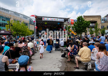 Londra, Ontario, Canada. 4 giugno 2017. Fiesta Londra! Festival messicano di musica dal vivo che celebra i suoni, la cultura e il cibo del Messico al Covent Garden Market, nel centro di Londra, Ontario. Ogni anno, il festival riunisce una varietà di artisti, danzatori folcloristici colorati, cantanti e intrattenimento provenienti da tutta l'America Latina. Pubblico che ascolta un pomeriggio di musica nel centro di Londra. Credito: Rubens Alarcon/Alamy Live News Foto Stock