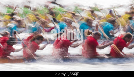 Hannover, Germania. Il 4 giugno, 2017. Persone sedersi in un dragon boat durante il ventitreesimo dragon boat festival sul lago Maschsee ad Hannover, Germania, il 4 giugno 2017. (Fotografia scattata con slow shutter speed) Foto: Julian Stratenschulte/dpa/Alamy Live News Foto Stock