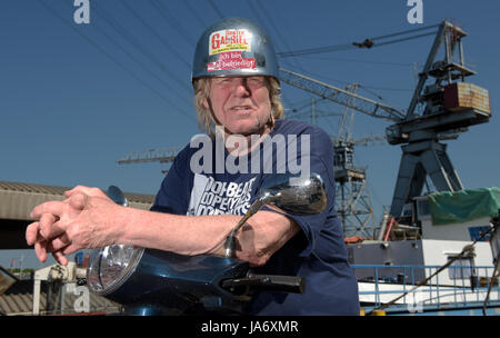 Amburgo, Germania. 26 Maggio, 2017. Musicista Gunter Gabriel, fotografato presso il porto di Amburgo, Germania, 26 maggio 2017. Gabriel celebra il suo settantacinquesimo compleanno il 11 giugno 2017. Foto: Axel Heimken/dpa/Alamy Live News Foto Stock