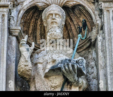 5 Ottobre 2004 - Dubrovnik, Dubrovnik-Neretva County, Croazia - un patially eroso la statua di San Biagio (croato: Sveti Vlaho), il patrono della città di Dubrovnik, sulla parete sopra la pila porta d'ingresso al centro storico medievale della città vecchia. Sul mare Adriatico nel sud della Croazia, Dubrovnik è un sito Patrimonio Mondiale dell'UNESCO e un top destinazione turistica. Credito: Arnold Drapkin/ZUMA filo/Alamy Live News Foto Stock