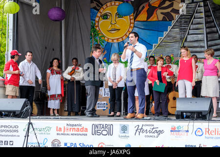 London, Ontario, Canada. Il 4 giugno, 2017. Fiesta Londra! Mexican festival che celebra i suoni, cultura e cibo del Messico presso il mercato di Covent Garden, nel centro di Londra, Ontario. Si tiene ogni anno il festival riunisce una varietà di artisti interpreti o esecutori, colorato folkloristico di ballerini, cantanti e intrattenimento da tutta l America Latina. Credito: Rubens Alarcon/Alamy Live News Foto Stock