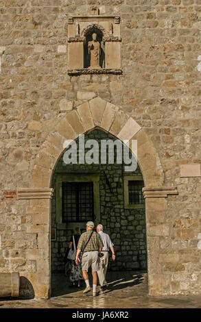 Dubrovnik, Croazia. 5 Ottobre, 2004. Turisti entrare la medievale sul muro ingresso al centro storico della città di Dubrovnik attraverso il porto antico cancello. Una statua di San Biagio (croato: Sveti Vlaho), il patrono della città di Dubrovnik, è al di sopra del gateway. Sul mare Adriatico nel sud della Croazia, è un sito Patrimonio Mondiale dell'UNESCO e un top destinazione turistica. Credito: Arnold Drapkin/ZUMA filo/Alamy Live News Foto Stock