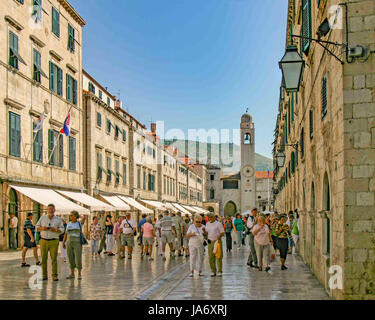 5 Ottobre 2004 - Dubrovnik, Dubrovnik-Neretva County, Croazia - turisti riempire il Stradun (o Placa). Il calcare-pedonale pavimentato la strada principale del centro storico della Città Vecchia di Dubrovnik, costeggiata da negozi e ristoranti, è circondata da massicce mura in pietra medievale. Sul mare Adriatico nel sud della Croazia, Dubrovnik è un sito Patrimonio Mondiale dell'UNESCO e un top destinazione turistica. La città di orologio e torre campanaria è visibile in lontananza. Credito: Arnold Drapkin/ZUMA filo/Alamy Live News Foto Stock