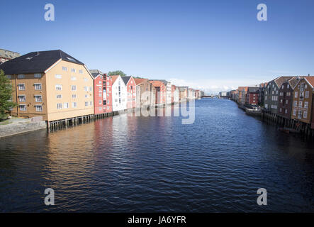 3 agosto 2017 - Trondheim, il Trondelag, Norvegia - ciò che una volta erano i magazzini lungo il fiume Nidelva in Bakklandet (città vecchia) di Trondheim. Il multi-magazzini piani una volta funzionavano come depositi per i commercianti e gli acquirenti dove le navi mercantili ha preso e lasciato cargo per la vendita e il commercio.----------------Trondheim, Norvegia, una città di circa 190.000 persone, è la terza più grande città della Norvegia dopo Oslo e Bergen. Situata nella Norvegia centrale, Trondheim ha cominciato come un insediamento in circa 997 AD e fu il centro della cultura vichinga in Scandinavia. Situato lungo il fiordo di Trondheim il fiume Nidelva divide il Foto Stock