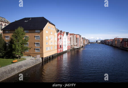 3 agosto 2017 - Trondheim, il Trondelag, Norvegia - ciò che una volta erano i magazzini lungo il fiume Nidelva in Bakklandet (città vecchia) di Trondheim. Il multi-magazzini piani una volta funzionavano come depositi per i commercianti e gli acquirenti dove le navi mercantili ha preso e lasciato cargo per la vendita e il commercio.----------------Trondheim, Norvegia, una città di circa 190.000 persone, è la terza più grande città della Norvegia dopo Oslo e Bergen. Situata nella Norvegia centrale, Trondheim ha cominciato come un insediamento in circa 997 AD e fu il centro della cultura vichinga in Scandinavia. Situato lungo il fiordo di Trondheim il fiume Nidelva divide il Foto Stock