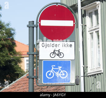 3 agosto 2017 - Trondheim, il Trondelag, Norvegia - Bakklandet, il centro della città vecchia di Tronheim, dispone di molte strade per utilizzare solo da pedoni e biciclette.----------------Trondheim, Norvegia, una città di circa 190.000 persone, è la terza più grande città della Norvegia dopo Oslo e Bergen. Situata nella Norvegia centrale, Trondheim ha cominciato come un insediamento in circa 997 AD e fu il centro della cultura vichinga in Scandinavia. Situato lungo il fiordo di Trondheim il fiume Nidelva divide la città in due metà di traino prima della alimentazione nel mare. Trondheim era il centro di unified Norvegia inizio con Kink Olav Haraldsso Foto Stock