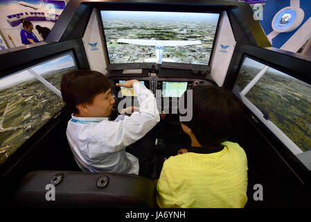 Xian, Cina. 24 Ago, 2017. Un membro del personale introduce volo simulato per un visualizzatore a 2017 Cina Internazionale Aviazione Generale Convenzione (CIGAC) a Xi'an, capitale della Cina nord-occidentale della provincia di Shaanxi, 24 agosto 2017. Quattro giorni di 2017 CIGAC calci fuori qui il giovedì, durante la quale 60 aerei e oltre 3.000 prodotti dell'aviazione dovrebbe essere visualizzato. Credito: Xinhua/Alamy Live News Foto Stock