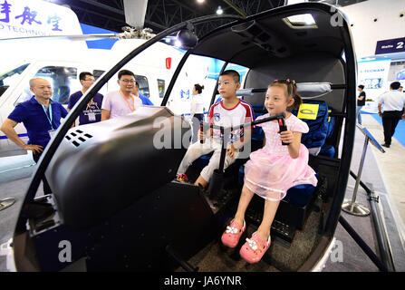 Xian, Cina. 24 Ago, 2017. I bambini cercano in un cockpit simulato al 2017 Cina Internazionale Aviazione Generale Convenzione (CIGAC) a Xi'an, capitale della Cina nord-occidentale della provincia di Shaanxi, 24 agosto 2017. Quattro giorni di 2017 CIGAC calci fuori qui il giovedì, durante la quale 60 aerei e oltre 3.000 prodotti dell'aviazione dovrebbe essere visualizzato. Credito: Xinhua/Alamy Live News Foto Stock