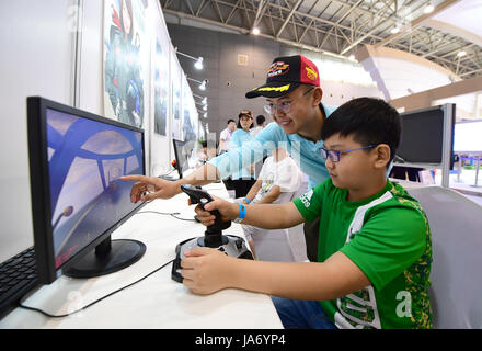 Xian, Cina. 24 Ago, 2017. Un bambino cerca un volo simulato gioco al 2017 Cina Internazionale Aviazione Generale Convenzione (CIGAC) a Xi'an, capitale della Cina nord-occidentale della provincia di Shaanxi, 24 agosto 2017. Quattro giorni di 2017 CIGAC calci fuori qui il giovedì, durante la quale 60 aerei e oltre 3.000 prodotti dell'aviazione dovrebbe essere visualizzato. Credito: Xinhua/Alamy Live News Foto Stock