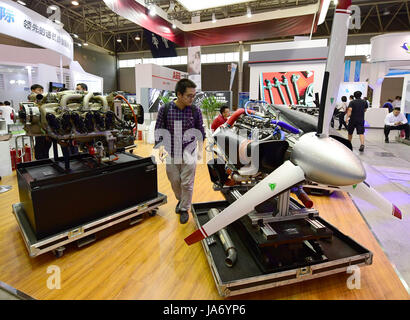 Xian, Cina. 24 Ago, 2017. Un visitatore guarda una mostra al 2017 Cina Internazionale Aviazione Generale Convenzione (CIGAC) a Xi'an, capitale della Cina nord-occidentale della provincia di Shaanxi, 24 agosto 2017. Quattro giorni di 2017 CIGAC calci fuori qui il giovedì, durante la quale 60 aerei e oltre 3.000 prodotti dell'aviazione dovrebbe essere visualizzato. Credito: Xinhua/Alamy Live News Foto Stock