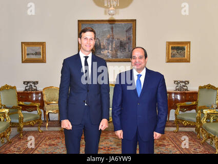 23 agosto 2017 - Il Cairo, il Cairo, Egitto - Egitto il Presidente Abdel-Fattah el-Sissi, a destra in posa per una foto con la Casa Bianca di consigliere Jared Kushner, al Cairo, in Egitto, mercoledì 23 agosto, 2017 (credito Immagine: © Il presidente Egiziano ufficio/APA immagini via ZUMA filo) Foto Stock