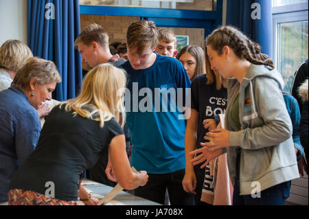 Wirral, Regno Unito. 24 Ago, 2017. Gli studenti di South Wirral High School celebrare la ricezione del loro GCSE risultati. Questo è il primo anno che gli studenti in Inghilterra saranno soggette al nuovo sistema di classificazione, che sostituisce il vecchio da A a G i gradi da 9 a 1 gradi, con 9 essendo la più alta. Il nuovo sistema di classificazione si riferisce solo ai 3 argomenti fondamentali; matematica, inglese Lingua e Letteratura Inglese. Credito: Paolo Warburton/Alamy Live News Foto Stock