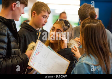 Wirral, Regno Unito. 24 Ago, 2017. Gli studenti di South Wirral High School celebrare la ricezione del loro GCSE risultati. Questo è il primo anno che gli studenti in Inghilterra saranno soggette al nuovo sistema di classificazione, che sostituisce il vecchio da A a G i gradi da 9 a 1 gradi, con 9 essendo la più alta. Il nuovo sistema di classificazione si riferisce solo ai 3 argomenti fondamentali; matematica, inglese Lingua e Letteratura Inglese. Credito: Paolo Warburton/Alamy Live News Foto Stock