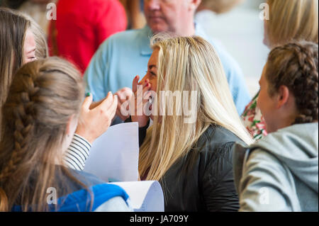 Wirral, Regno Unito. 24 Ago, 2017. Gli studenti di South Wirral High School celebrare la ricezione del loro GCSE risultati. Questo è il primo anno che gli studenti in Inghilterra saranno soggette al nuovo sistema di classificazione, che sostituisce il vecchio da A a G i gradi da 9 a 1 gradi, con 9 essendo la più alta. Il nuovo sistema di classificazione si riferisce solo ai 3 argomenti fondamentali; matematica, inglese Lingua e Letteratura Inglese. Credito: Paolo Warburton/Alamy Live News Foto Stock