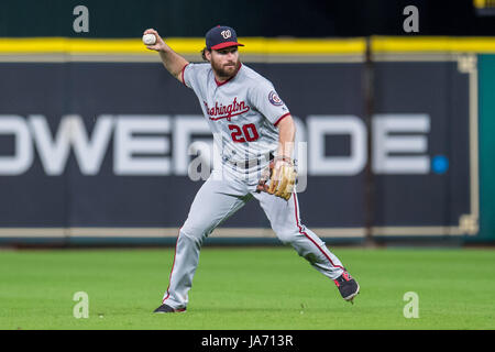 Agosto 23, 2017: Washington cittadini secondo baseman Daniel Murphy (20) getta al 1° durante un Major League Baseball gioco tra Houston Astros e i cittadini di Washington al Minute Maid Park a Houston, TX. Astros ha vinto il gioco 6-1...Trask Smith/CSM Foto Stock