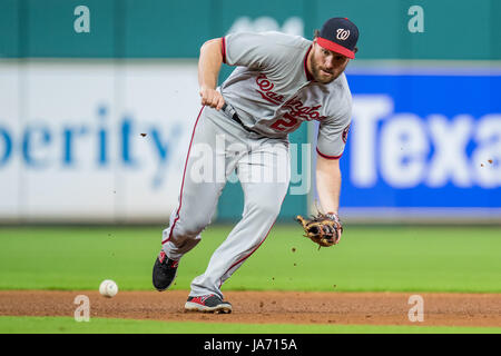 Agosto 23, 2017: Washington cittadini secondo baseman Daniel Murphy (20) I campi la sfera durante un Major League Baseball gioco tra Houston Astros e i cittadini di Washington al Minute Maid Park a Houston, TX. Astros ha vinto il gioco 6-1...Trask Smith/CSM Foto Stock