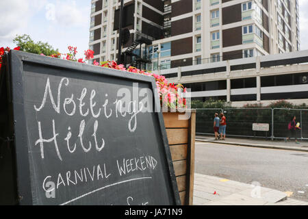 Londra, Regno Unito. 24 Ago, 2017. Un segno di pub accoglienti festaioli come il carnevale di Notting Hill si prepara ad accogliere fino ad un massimo di 1 milioni di euro per i 3 giorni di festival di strada per le strade del quartiere di Notting Hill Londra ovest che celebra la cultura dei Caraibi dal British West Indian credito comunitario: amer ghazzal/Alamy Live News Foto Stock