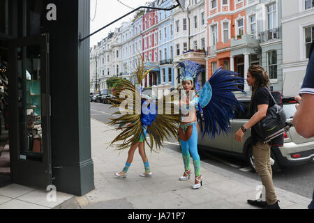 Londra, Regno Unito. 24 Ago, 2017. Carnevale di Notting Hill i ballerini di Samba con costumi visto in Portobello Road come 1milioni di festaioli sono attesi a scendere per 3 giorni di festival di strada per le strade del quartiere di Notting Hill Londra ovest che celebra la cultura dei Caraibi dal British West Indian credito comunitario: amer ghazzal/Alamy Live News Foto Stock