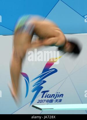 Tianjin. 24 Ago, 2017. Hu Zijie di Jiangxi compete durante gli uomini 3m Springboard Semifinale di immersioni subacquee al tredicesimo cinese Giochi Nazionali nel nord della Cina di Tianjin comune, 24 agosto 2017. Hu Zijie ha preso il nono posto con 459.70 punti. Credito: Li Yibo/Xinhua/Alamy Live News Foto Stock