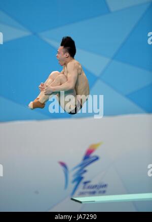 Tianjin. 24 Ago, 2017. Xie Siyi del Guangdong compete durante gli uomini 3m Springboard Semifinale di immersioni subacquee al tredicesimo cinese Giochi Nazionali nel nord della Cina di Tianjin comune, 24 agosto 2017. Xie Siyi ha preso il secondo posto con 550.25 punti e avanzate per la finale. Credito: Li Yibo/Xinhua/Alamy Live News Foto Stock