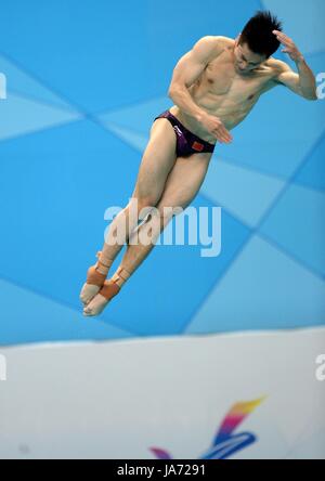 Tianjin. 24 Ago, 2017. Cao Yuan di Pechino compete durante gli uomini 3m Springboard Semifinale di immersioni subacquee al tredicesimo cinese Giochi Nazionali nel nord della Cina di Tianjin comune, 24 agosto 2017. Cao Yuan ha preso il primo posto con 567.95 punti e avanzate per la finale. Credito: Li Yibo/Xinhua/Alamy Live News Foto Stock