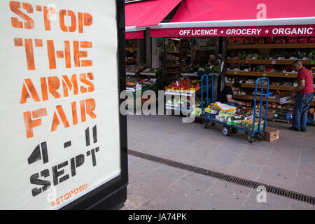 Londra, Regno Unito. 24 Agosto, 2017. Sovverte sono apparsi in corrispondenza di posizioni intorno a Londra per chiedere le proteste a 'stop' il DSEI arms fair che si terrà presso il centro Excel tra 4th-11th Settembre. Credito: Mark Kerrison/Alamy Live News Foto Stock