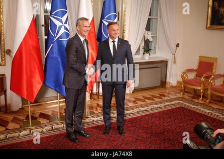 (170824) -- Varsavia, 24 agosto 2017 (Xinhua) -- il Segretario generale della NATO Jens Stoltenberg (L) stringe la mano con il Presidente polacco Andrzej Duda durante il loro incontro a Varsavia, Polonia, il 24 agosto 2017. Il Segretario Generale della NATO Jens Stoltenberg ha iniziato la sua visita di due giorni in Polonia il giovedì. (Xinhua/Jaap Arriens) Foto Stock