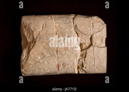 (170825) -- SYDENY, Agosto 25, 2017 (Xinhua) -- Foto scattata il 17 aprile 2017 illustra il babilonese di clay tablet in New York, Stati Uniti. Il mistero di una famosa 3.700-anno-antico babilonese clay tablet, una volta di proprietà della vera "l'Indiana Jones", è stato sbloccato dal matematico australiano Daniel Mansfield. È stato rivelato su agosto 25, 2017. (Xinhua/Università di New South Wales) (DTF) Foto Stock