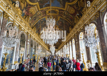 Folle turistiche nella Sala degli Specchi nel palazzo di Versailles Foto Stock