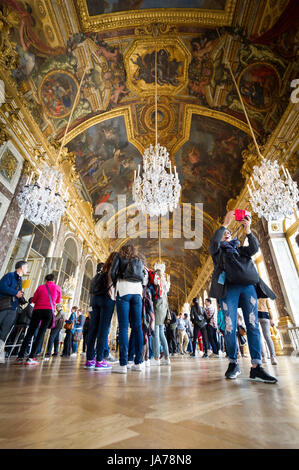 Folle turistiche nella Sala degli Specchi nel palazzo di Versailles Foto Stock